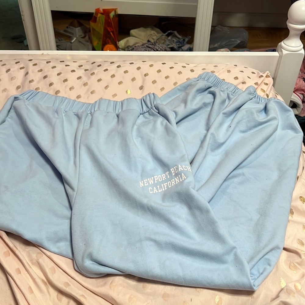 SHEIN sweatpants size small but fits like a medium